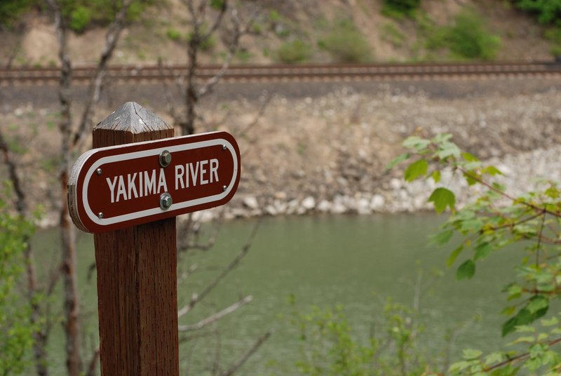 Yakima River || NIKON D80/50mm f/1.8@50 | 1/125s | f5.6 | ISO100 || 2008-05-31 16:20:24