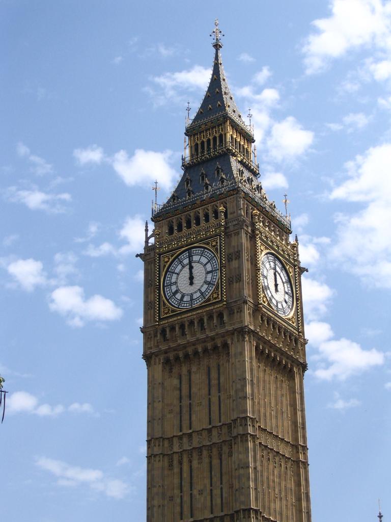 Big Ben at Noon || Canon Powe/5.4 - 16.2mm@11 | 1/1000s | f4 | ISO50 || 2005-05-27 06:01:43