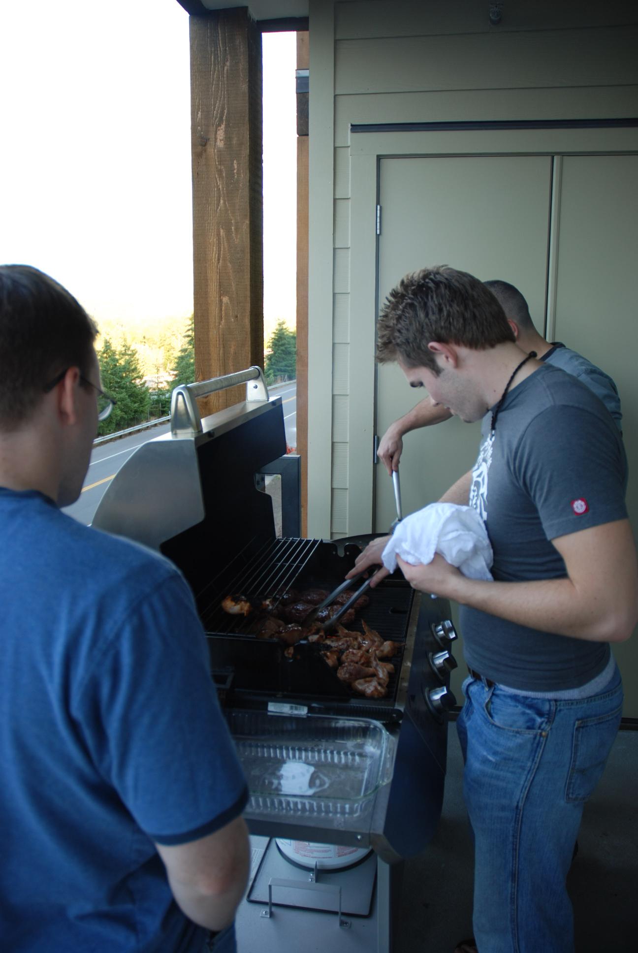 grilling || NIKON D80/18-70mm f/3.5-4.5@18 | 1/50s | f3.5 | ISO100 || 2007-07-28 19:50:08