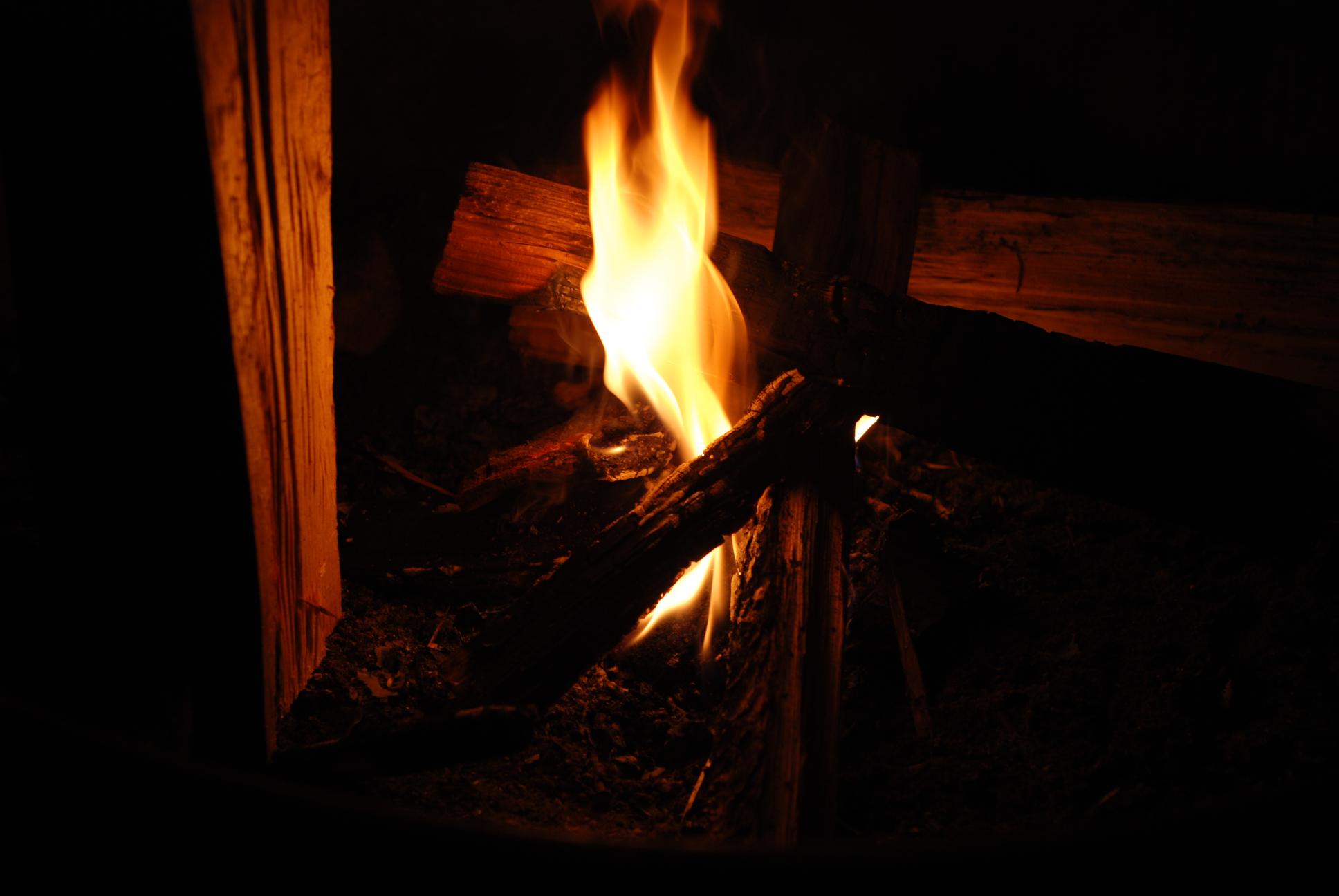 Camp Fire || NIKON D80/50mm f/1.8@50 | 1/50s | f3.5 | ISO100 || 2008-05-30 21:34:47