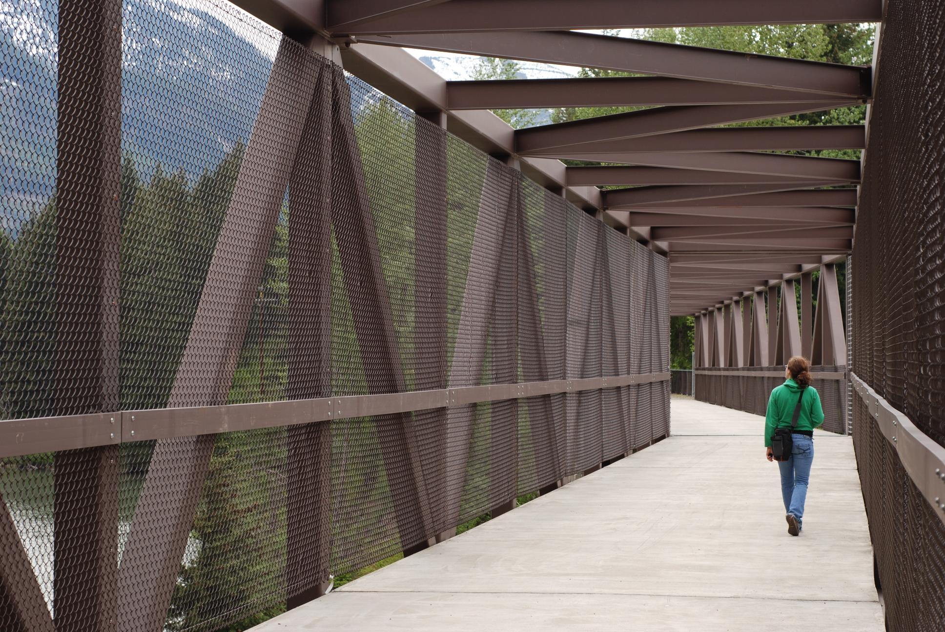 John Wayne Pioneer Trail Foot Bridge || NIKON D80/50mm f/1.8@50 | 1/125s | f5.6 | ISO100 || 2008-05-31 16:28:25