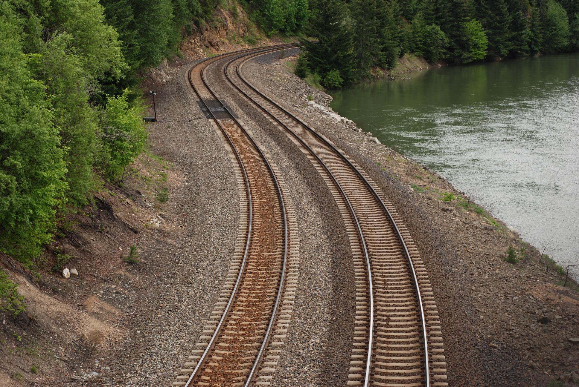 Train Tracks || NIKON D80/50mm f/1.8@50 | 1/160s | f6.3 | ISO100 || 2008-05-31 16:24:28