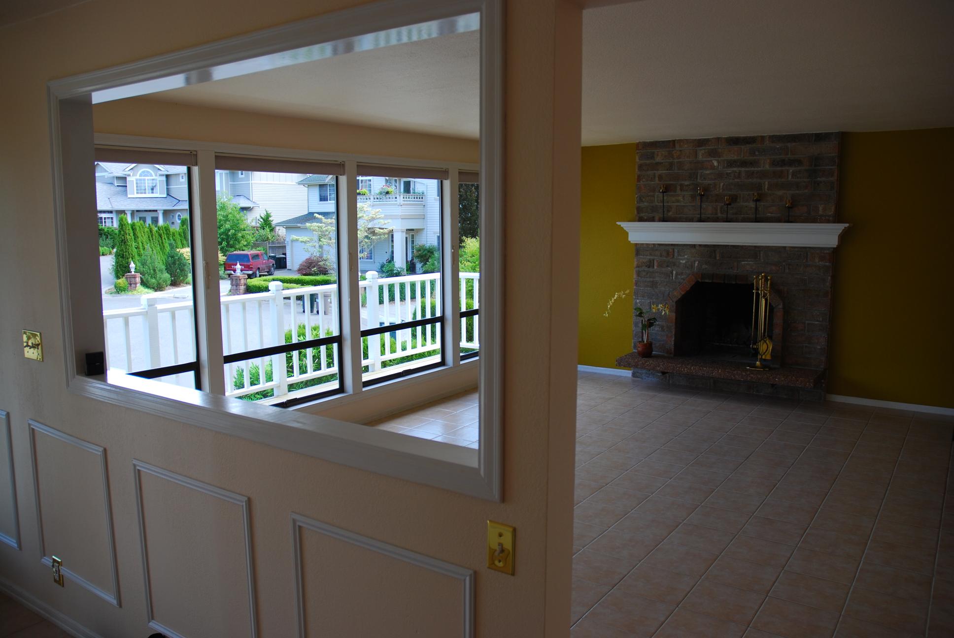 Entry, Living Room || NIKON D80/18-70mm f/3.5-4.5@18 | 1/80s | f4 | ISO100 || 2009-07-25 10:10:58