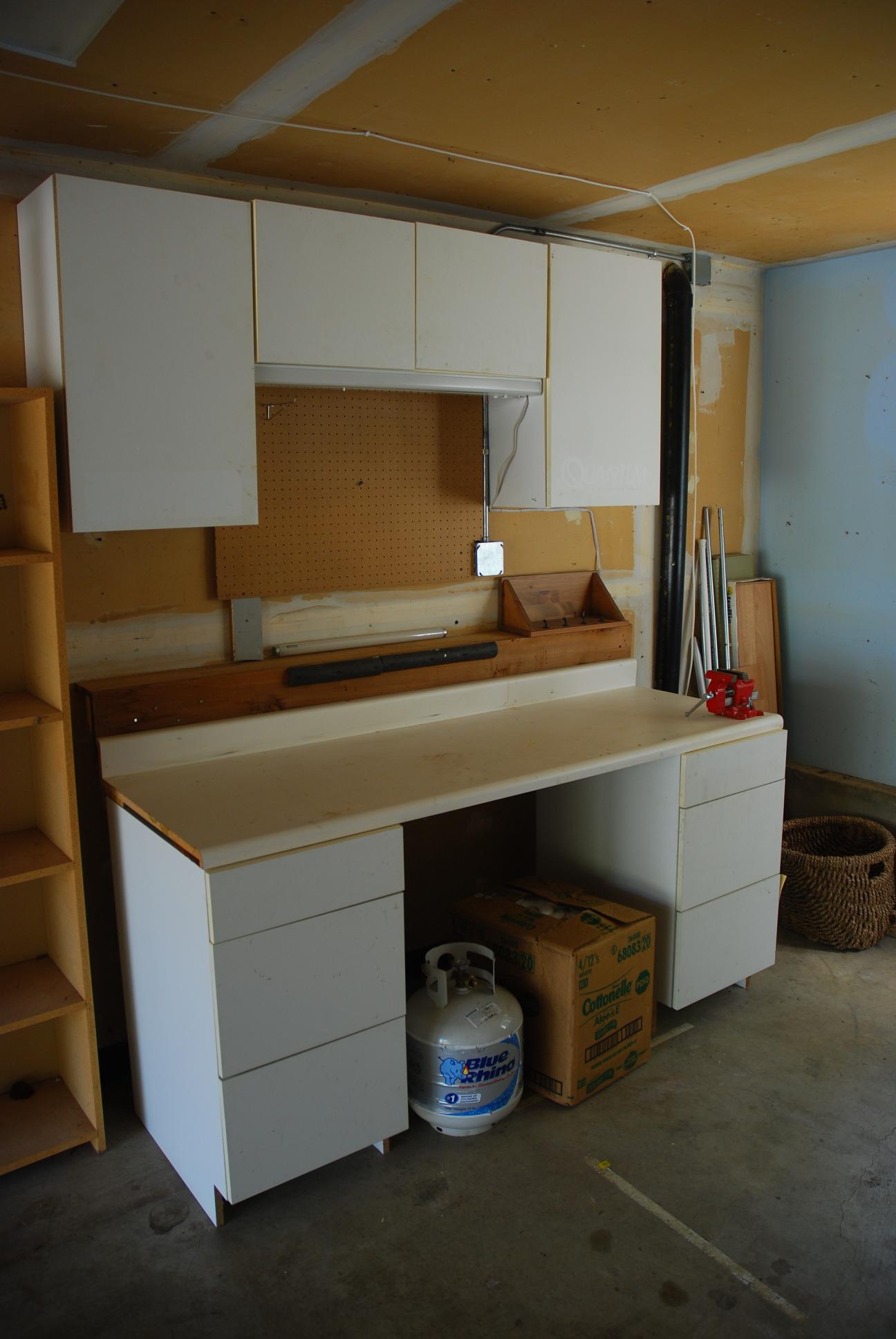 Work Bench, Garage || NIKON D80/18-70mm f/3.5-4.5@18 | 1/40s | f3.5 | ISO140 || 2009-07-25 10:24:38